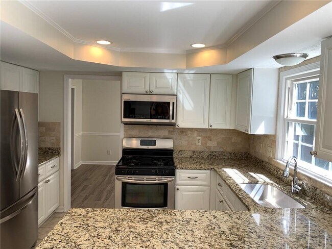 Building Photo - 4536 Woodlawn Lake Dr