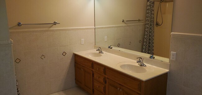 Building Photo - 3 bd, 2 ba house in SW Katy Lake Estates subdivision, fenced, w/d included, corner lot