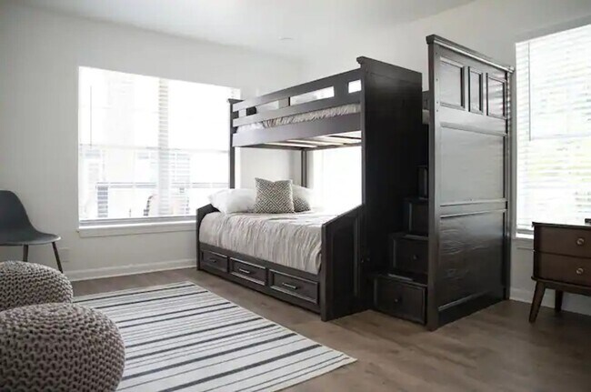 Building Photo - Fully Renovated 2x1 in a fabulous location!
