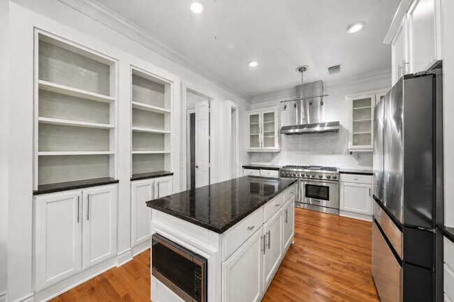 Building Photo - 5136 Chevy Chase Dr