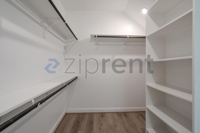Building Photo - Unit
