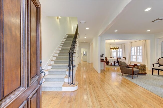 Building Photo - 2310 Briarglen Dr