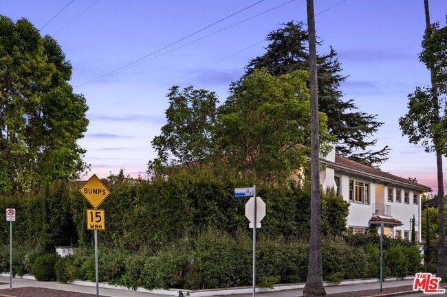 Building Photo - 2027 Canyon Dr