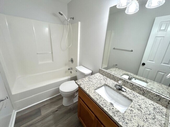 Building Photo - Beautiful 3 Bedroom 2 Bath Home in the Heart of Madison!
