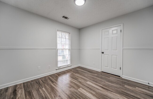 Building Photo - Style, Space, and Convenience in the Heart...