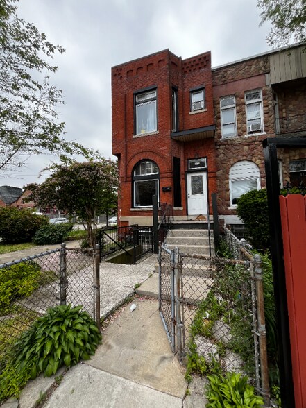 Building Photo - 4106 S Lake Park Ave