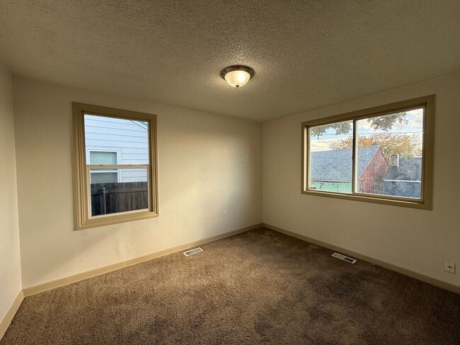 Building Photo - Charming 4 Bed, 2 Bath w/ Garage!