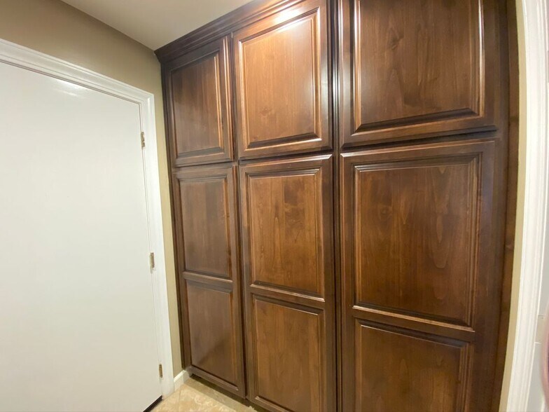 Building Photo - 51495 White Oak Dr