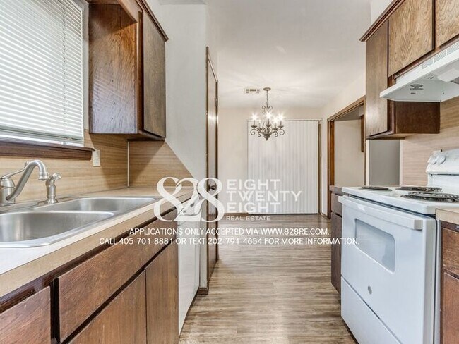 Building Photo - West Norman 2 Bed/1 Bath Duplex WITH Fenced Backyard! AVAILABLE NOW!