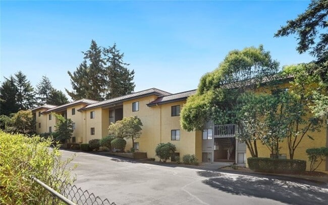 Building Photo - Luxurious 2-Bed, 2-Bath Condo with Spectacular Views and Designer Upgrades in Kirkland!!