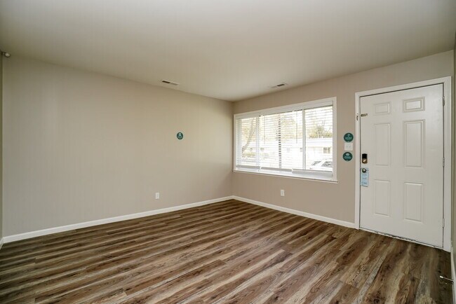 Building Photo - 1670 Dundee Pl