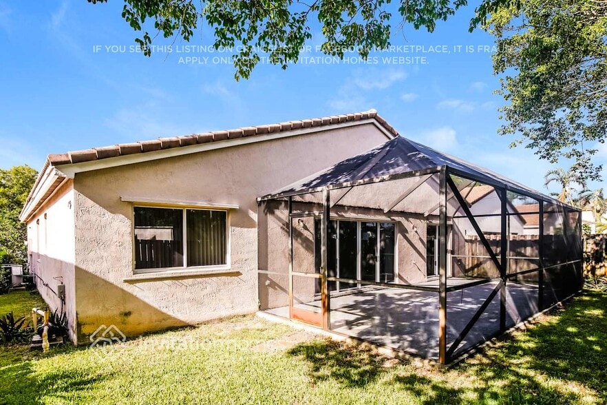 Building Photo - 10841 SW 14th Ct