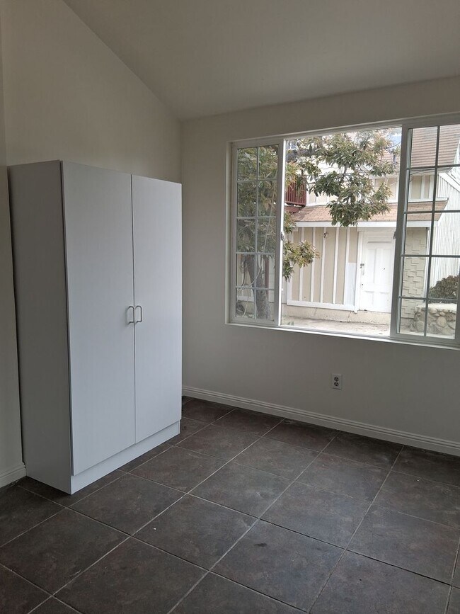 Building Photo - Golden Sails Property Group LLC -933 E. Sa...