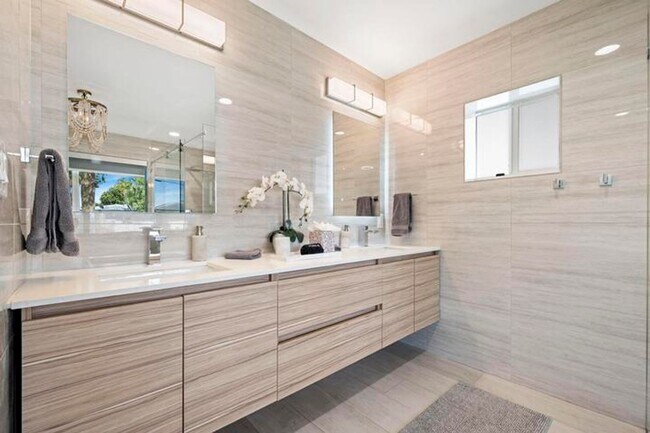 Building Photo - 2112 NE 32nd Ave