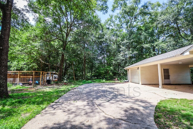 Building Photo - 9001 Thompson Dr