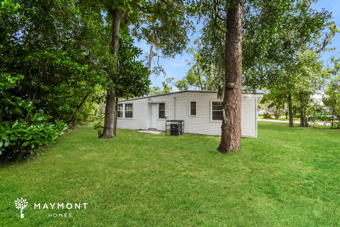 Building Photo - 10406 Pinehurst Dr