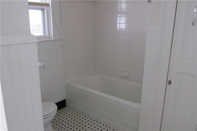 Building Photo - 800 San Antonio St