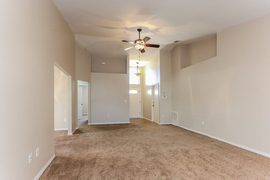 Building Photo - 221 Lookout Dr