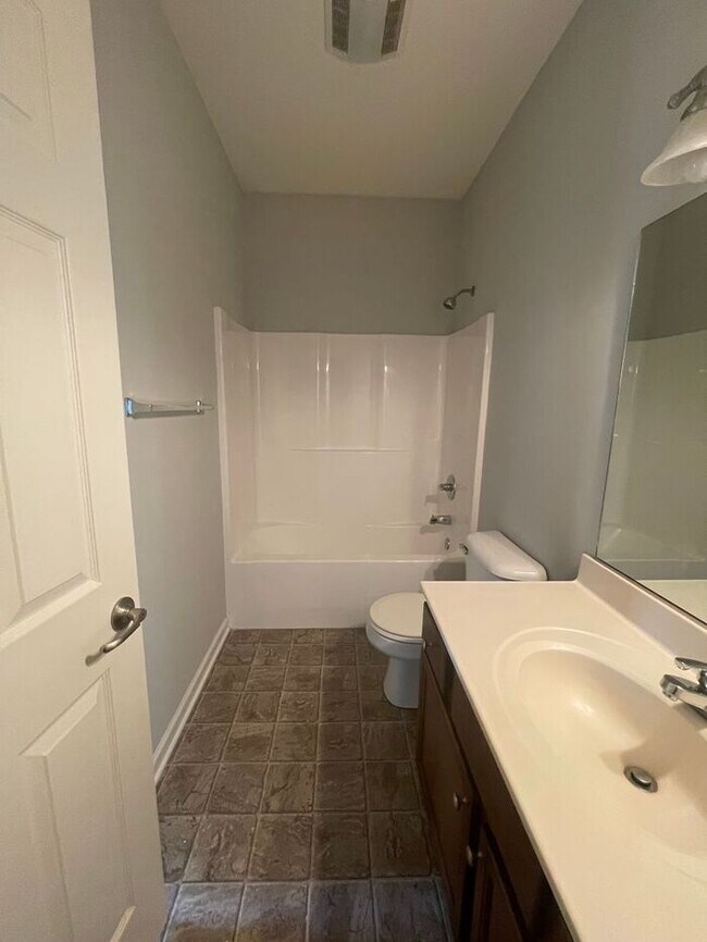 Building Photo - 2 bed, 2 bath, 2 car garage ranch style to...