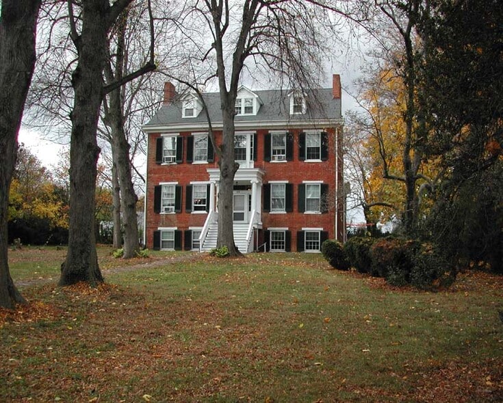 Crows Nest - 117 S Church St