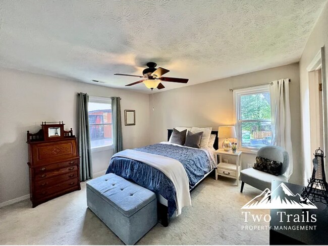 Building Photo - CHARMING UPSTAIRS CONDO IN HENDERSONVILLE