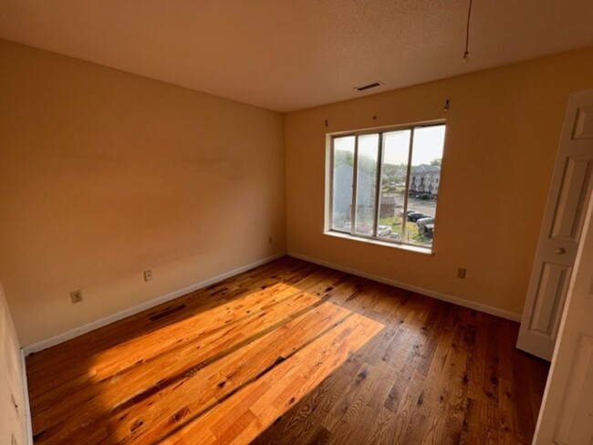 Building Photo - Distinguished 2-Bed Townhouse w/ In-Unit L...