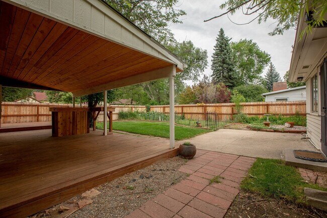 Building Photo - Charming 3 bedroom/2 bathroom Single Family Home!