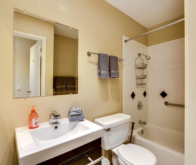 Building Photo - 420 N Villa Ct