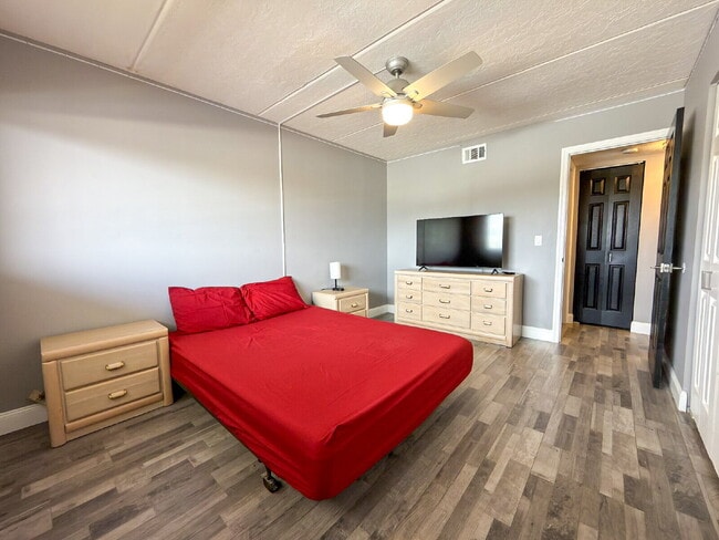 Building Photo - Wickham Road Condo