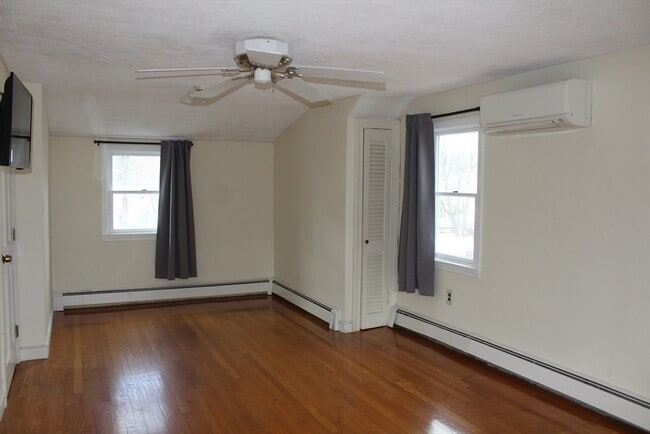 Building Photo - 28 Myrtle St