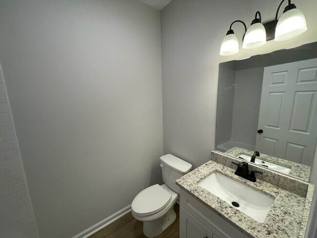 Building Photo - 5 Bed Home Available August 2026!