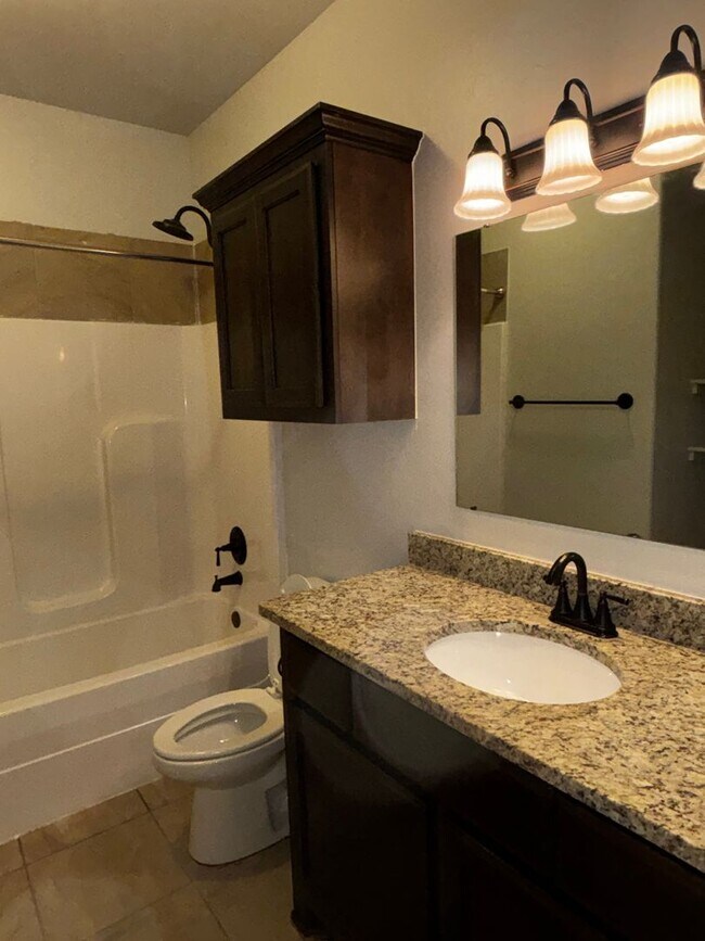 Building Photo - 3BR 2BA duplex with 2 car garage in Yukon!!