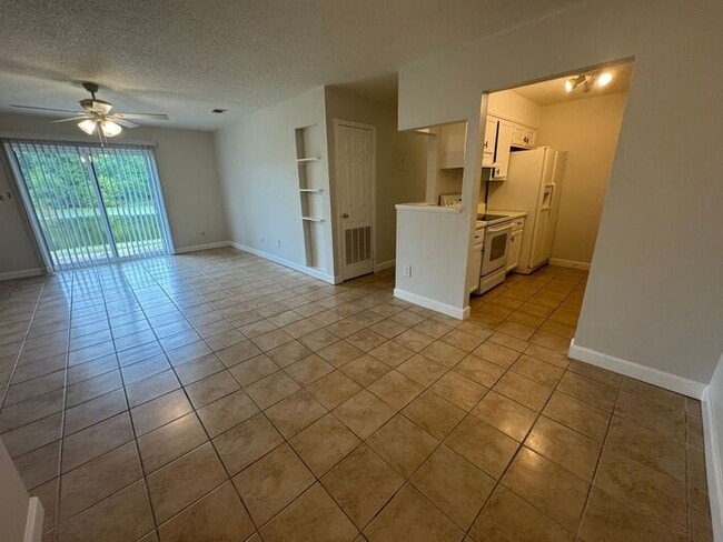 Building Photo - Gulf Breeze - Greenbriar Estates - 2 bedro...