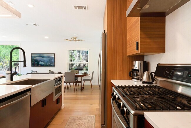 Building Photo - 2906 Westhill Dr