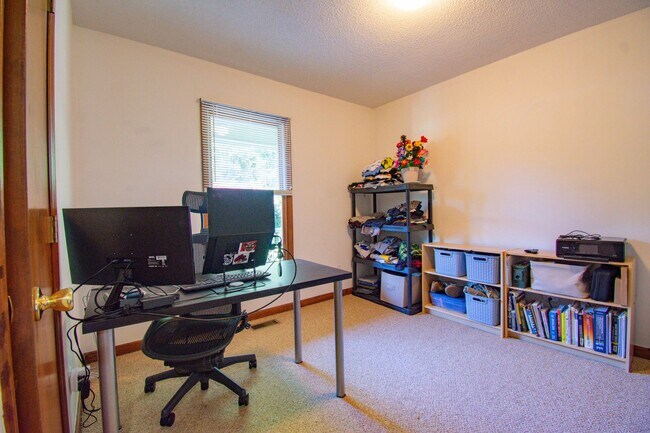 Building Photo - 20 N Hillside Dr