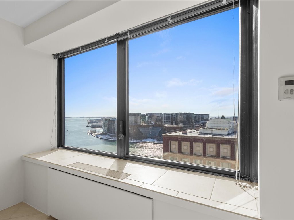 livingroom view - 65 E India Row