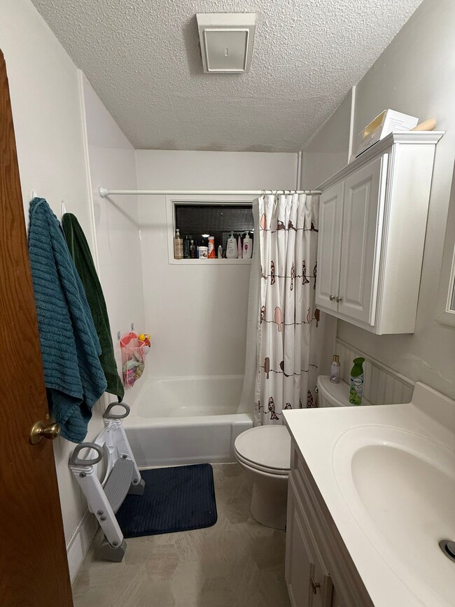 Full bathroom - Upstairs - 5109 Washington St NE