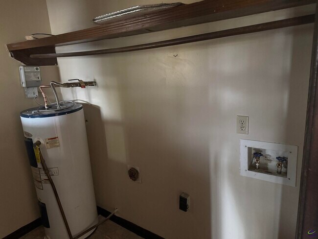 Building Photo - 108 Renoir Ln