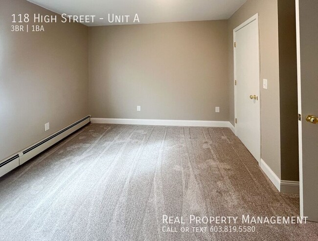 Building Photo - 1st Floor- 3 BR/1 BA- Newly Renovated Apar...