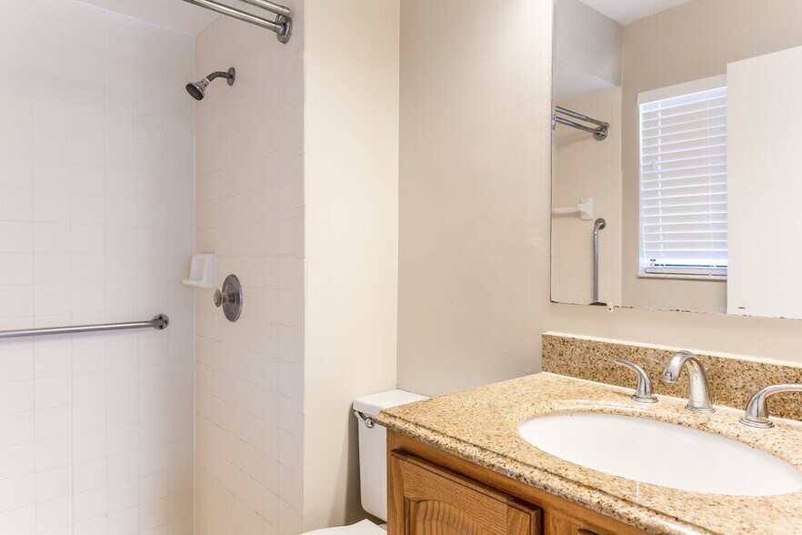 Building Photo - 1455 Thornbank Ln