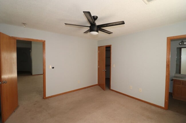 Building Photo - Spacious duplex for rent!