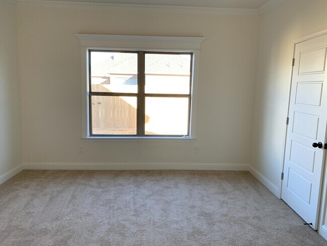 Building Photo - 1018 N Genoa Ave