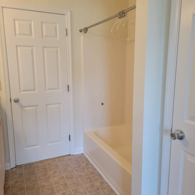 Building Photo - Year Round rental with community pool and close to area beaches and shopping!