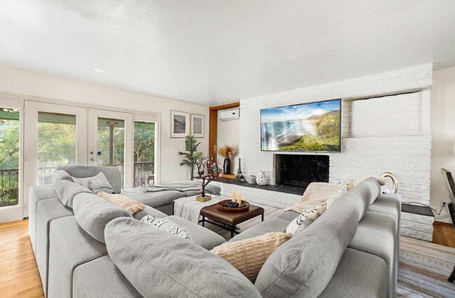 Building Photo - 4989 Randlett Dr