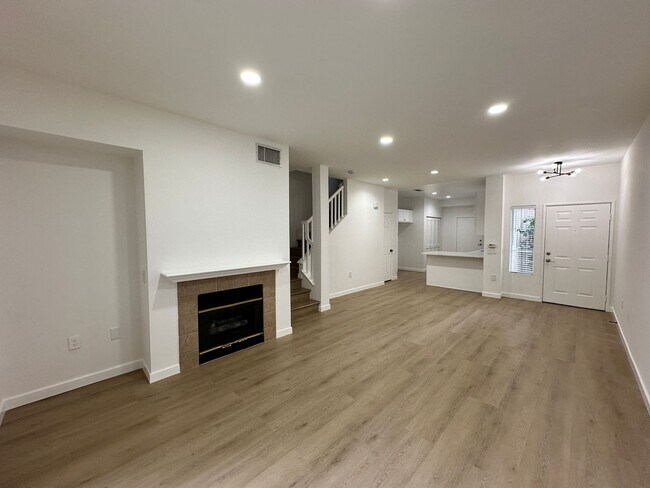 Building Photo - Townhouse at the Bordeaux Gated Community 3bed 2.5 bath