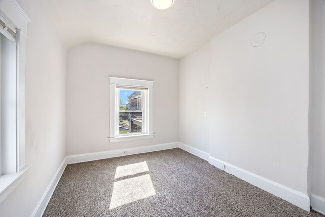 Building Photo - Evanston- Charming 3 bedroom 1 Bath