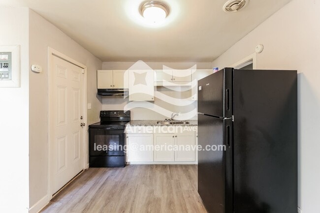 Building Photo - 606 Fleetwood Cir