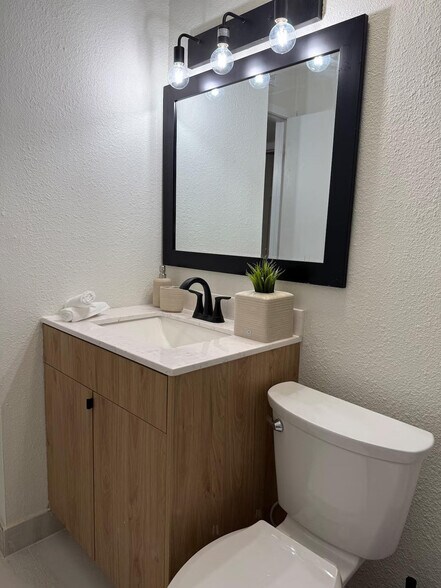 Building Photo - 3210 Northeast Dr