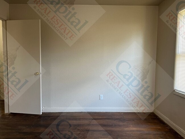 Building Photo - Spacious 3 Bedroom