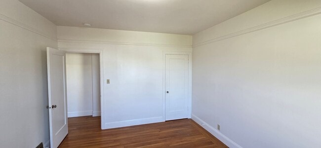Building Photo - Top Floor, Classic Marina Style Flat in th...